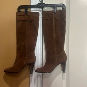 Knee high suede boots in very good condition.  Súper confortable.